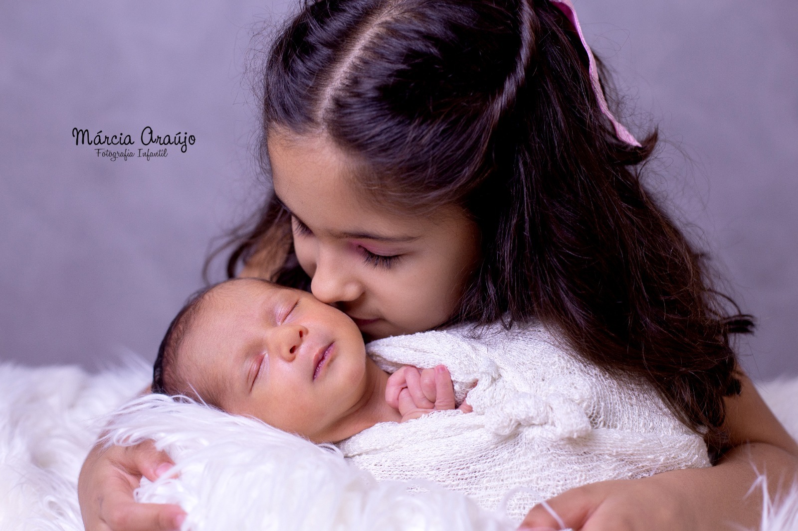 Irmã com recém-nascido em ensaio fotográfico de família do Studio 771