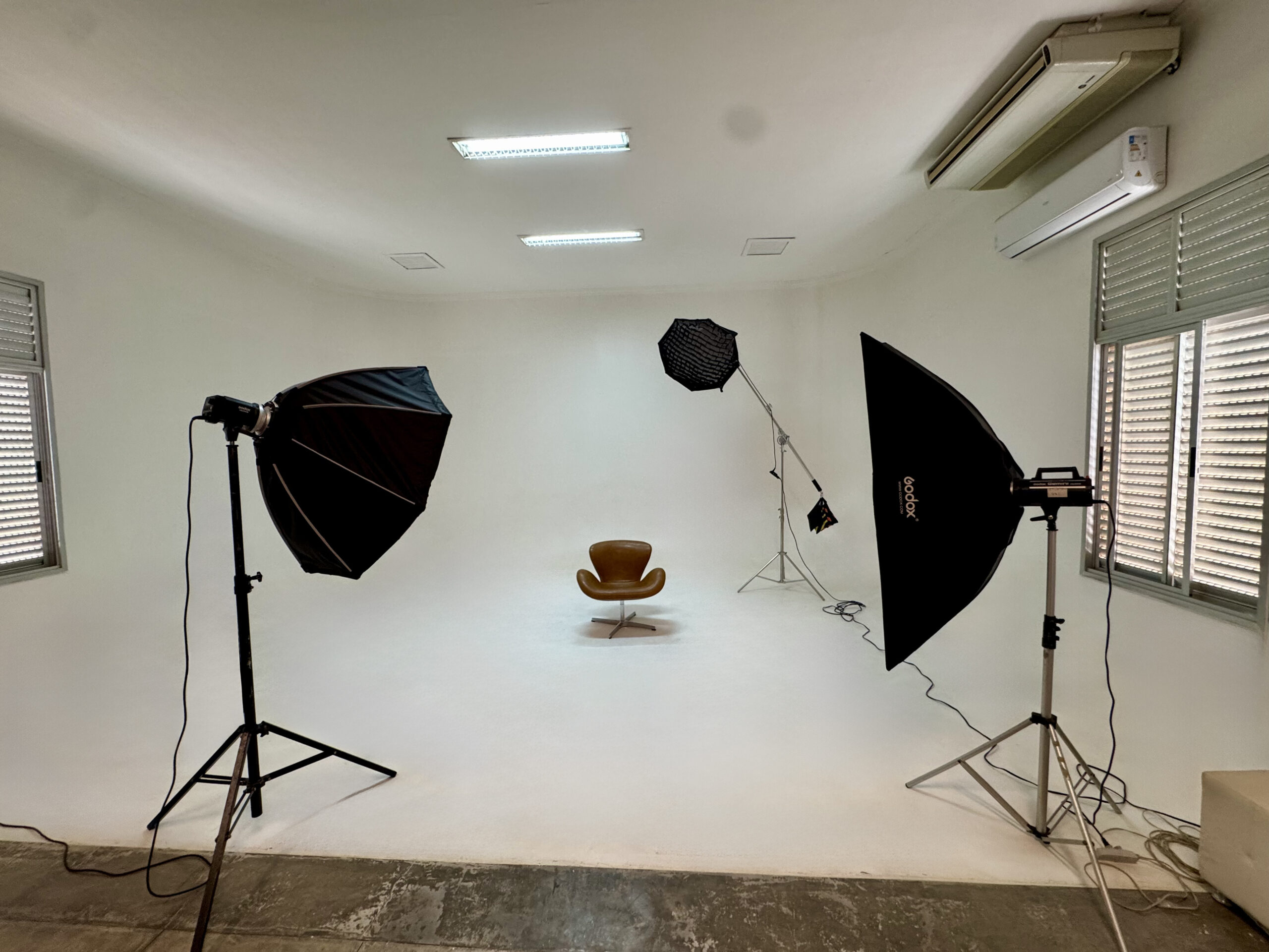 Bastidor e estrutura de iluminação usados durante ensaio fotográfico no Studio 771 em Uberlândia