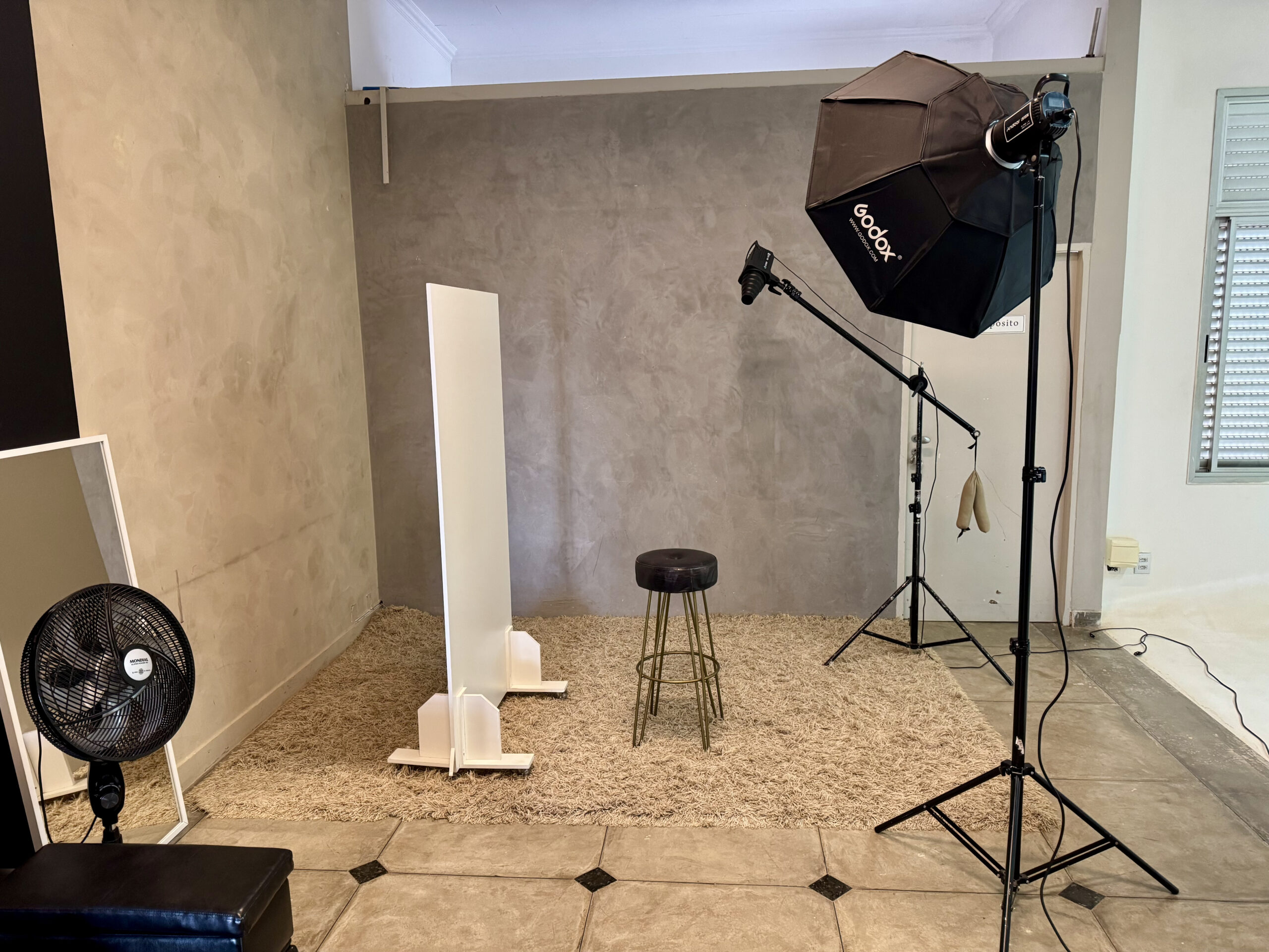 Estúdio do Studio 771 preparado com fundo e iluminação para ensaio fotográfico em Uberlândia